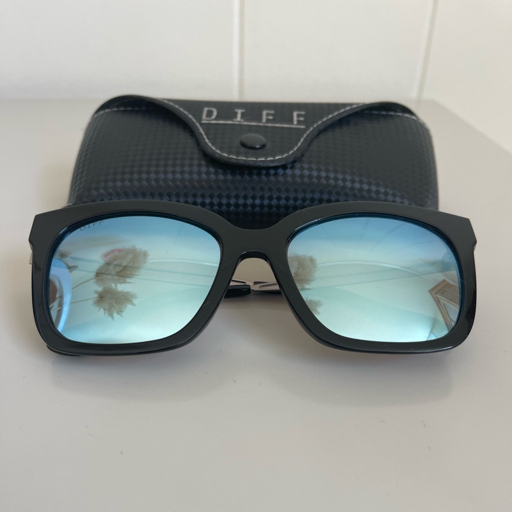 Diff Eyewear Bella sunglasses black rim with blue mirrored lenses. Polarized